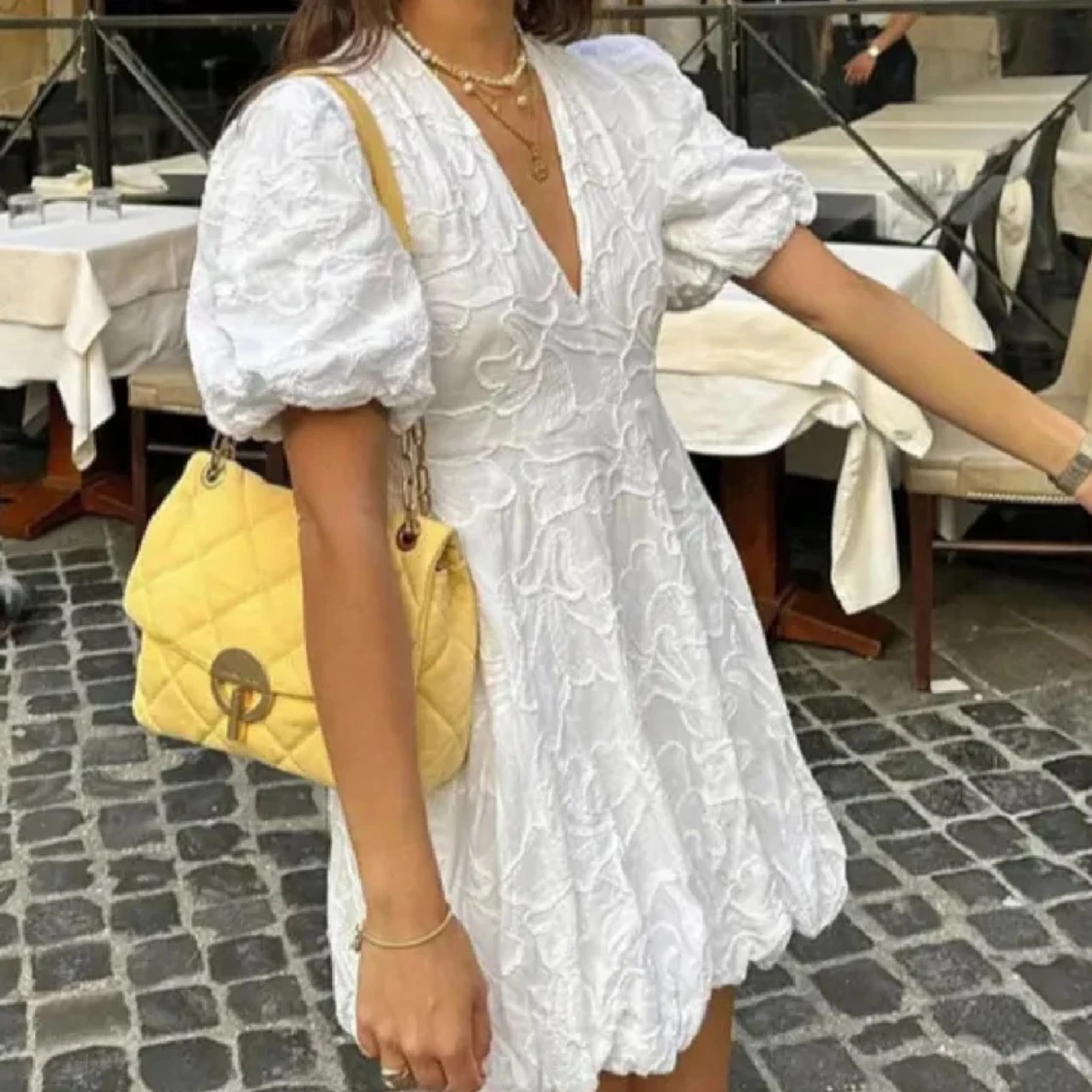 Vit klänning med puffärmar - 90