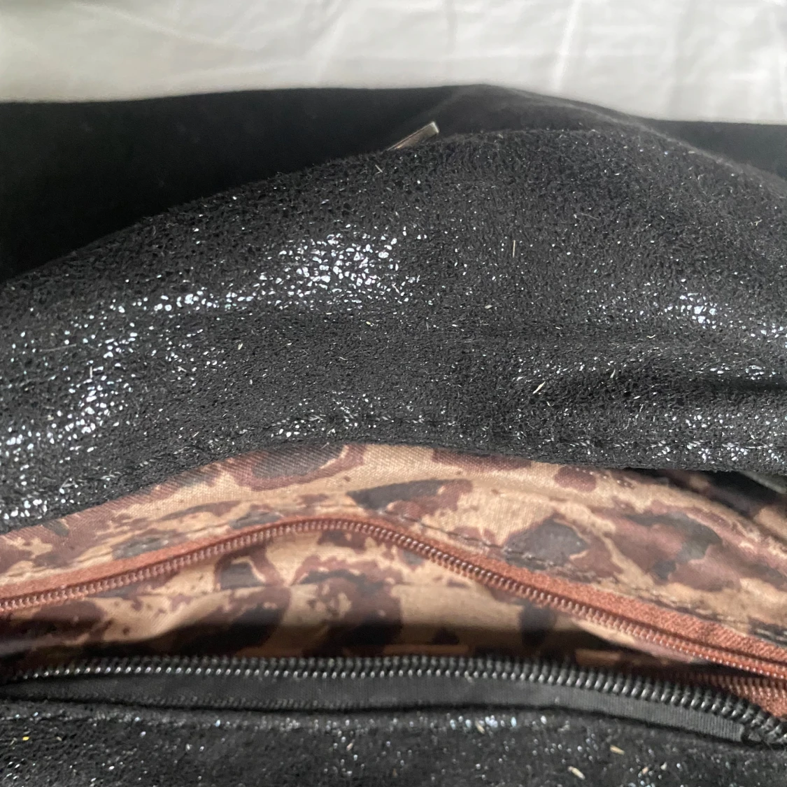 Svart axelväska med kedjedetaljer - 1