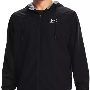 Svart vindjacka från Under Armour - Svart vindjacka från Under Armour med vit logga på bröstet. Jackan har huva med snörning, hel dragkedja och meshfoder på insidan. Passformen är loose och materialet är lätt och syntetiskt, perfekt för aktiva dagar.   PRIS GÅR ATT DISKUTERA 