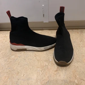 Versace  - Versace shoes. Both size 43. Good conditions barely worn. Bundle price 4500