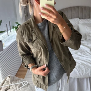 Olivgrön vår jacka - Säljer en olivgrön vårjacka, köpt här på plick för 400kr! Sitter som en xs/s