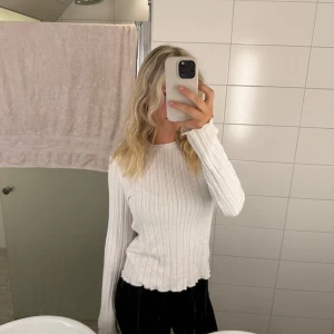 Vit ribbad tröja - Säljer min vita ribbade tröja från Bikbok då den inte använd mer. Kan finnas tecken på användning💕perfekt nu till sommarn och är i storlek M 