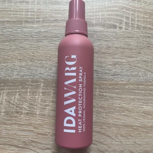 Ida Warg Heat Protection Spray - Värmeskyddande spray från Ida Warg i en snygg matt rosa plastflaska. 100% vegansk formula med Provitamin B5 som skyddar håret vid styling med värmeverktyg. Ger glans och vårdar håret utan att tynga ner. God och fräsch doft. Endast testad en gång. Säljer då den inte kommer till användning.