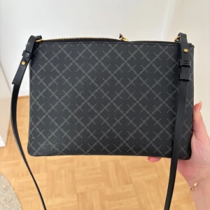 By malene birger väska  - En jätte fin väska från by malene birger, man kan även ta av banden hur lätt som helst och använda som en clutch, den har lite slitage som man ser på bilderna och bandet är även av klippt ungefär 1,5cm skriv för bild på det! man kunde ej lägga mer än 5 bilder. Köpt på raglady i hbg förra året för 900 och dust bag som man fick den i följer även med när jag skickar den, skriv för fler frågor och pris kan diskuteras!🫶🏼