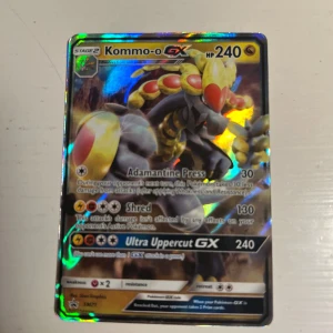 Pokémon GX/EX Holo Rare-kort (4-pack) - Priset är ej hugget i sten(dem går för cirka 4800 på eBay) Samlarpaket med fyra glittrande Pokémonkort: Kommo-o GX, Umbreon GX, Yveltal EX och Snyggt holo-tryck som gör dem extra coola för både spel och display. 