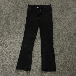 Svarta bootcut jeans från &Denim - Snygga jeans i bra skick som säljs för att de är för korta för mig som är 174 cm🥰