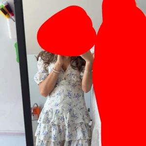 Blommig kortklänning med volanger - Supersöt kortklänning med blommor, väldigt populär och slutsåld klänning!! En av mina favoriter men är tvungen och sälja nu för den är för liten, därför är bilden med klänningen på min lillasyster.