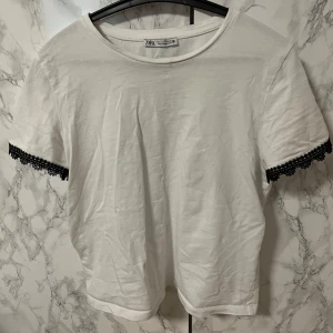 Vit t-shirt med spets - motsvarar storlek xs