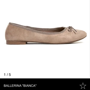 NYA! Beige ballerinaskor Bianca från Lager 157 - Snygga ballerinaskor i beige mocka med rund tå och liten rosett framtill. Modellen Bianca har en klassisk och stilren design med platt sula. Stl 37.  24,7 cm. (Enligt deras stlguide) Dom är nya, dock är sprislappen/gummibandet är borttagen. Då dom skulle behållas men kändes för små ändå efter en stund, Där av säljer jag dom och kan ej lämna tillbaka. 