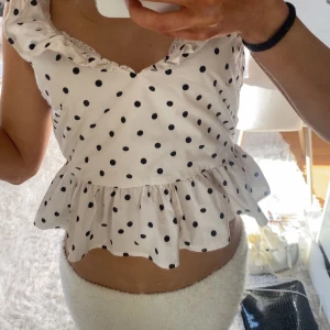 Vit prickig volangtopp med öppen rygg - INTRESSEKOLL på min jätte fina vita prickiga blus från HM som ej säljs längre 🥰 min är omsydd så att ärmarna inte är FÖR långa som dom tyvärr är när man köper 🥰 en super söt topp till sommaren 😁 