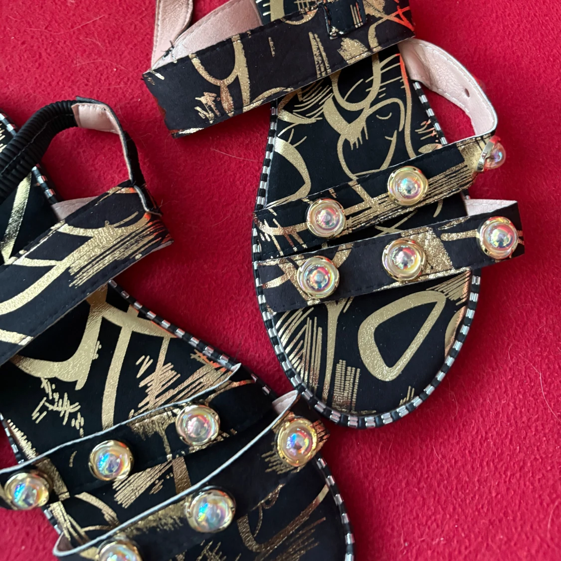 Svarta sandaler med guldmönster och pärlor - 2