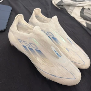 Adidas fotbollsskor - Adidas fotbollsskor, ej tvättade. Använda 1-2 träningar. 9/10 i skick inga slitningar eller skador bara smutsiga. Kan gå ner i pris vid snabb affär 
