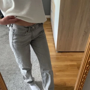 Jeans - Ett par lågmidjade raka gråa jeans från Ginatricot som använts ca 5 gånger!