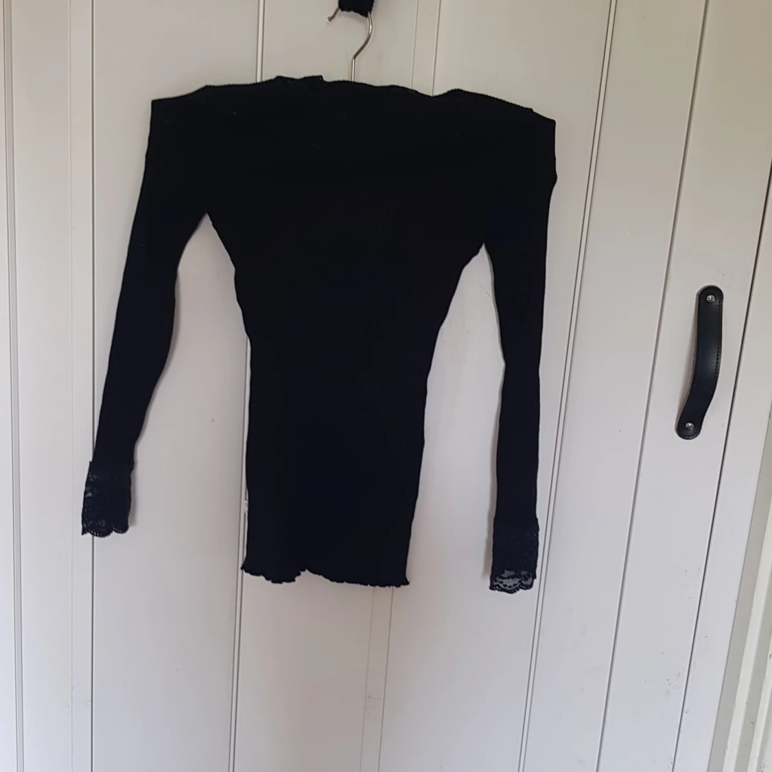 Svart ribbad tröja med spets POMPdeLUX - 1