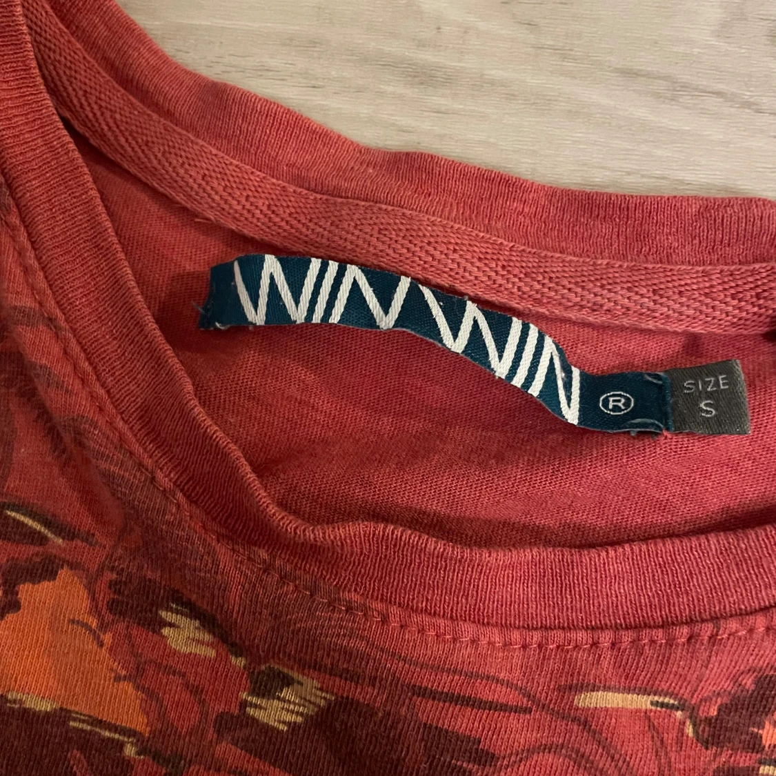 Röd t-shirt med tropiskt mönster Win Win - 2