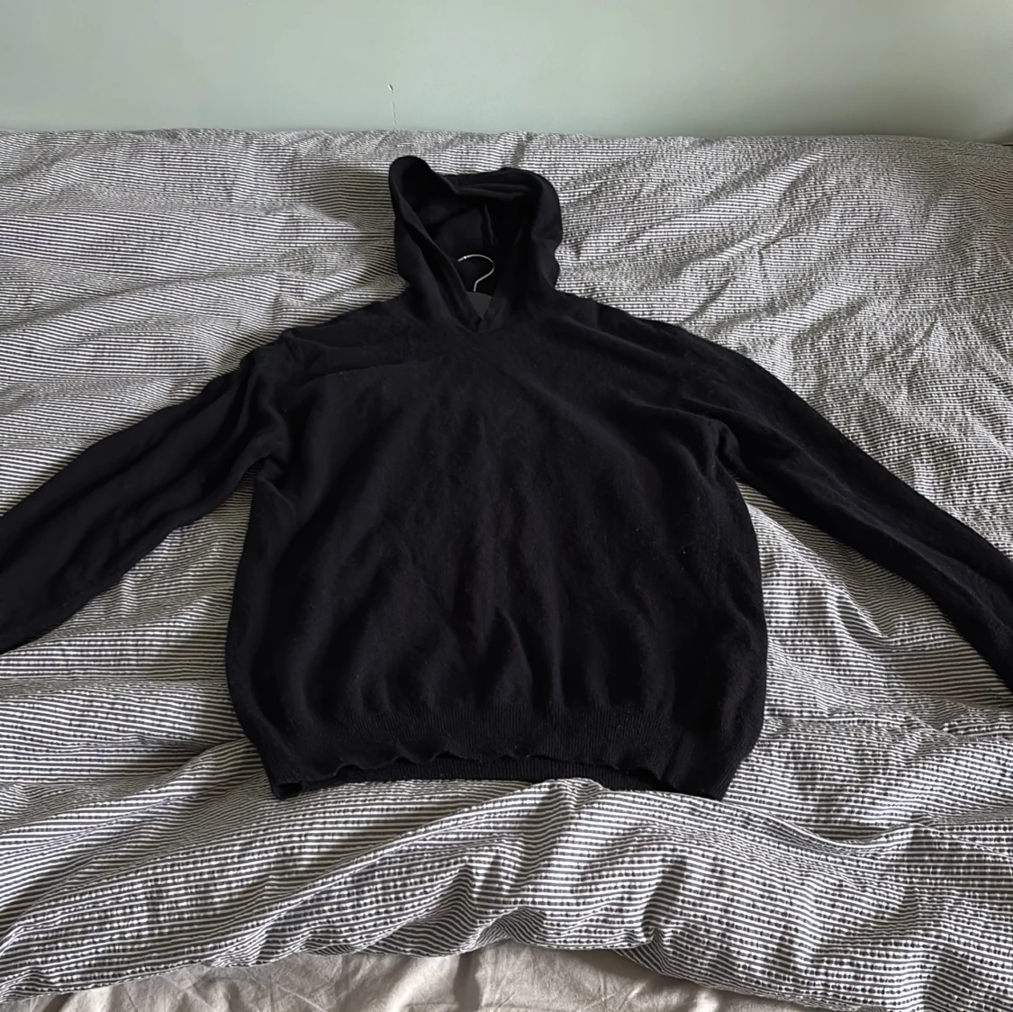 Mörkblå stickad hoodie i kashmir - 1