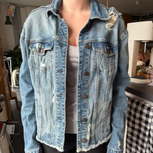 Super snygg jeans jacka  - Super fin jeans jacka med slitningar! Den perfekta vår och sommar jackan!! ☀️🌸🌺