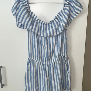 Kort volang one piece - Superfin och luftig onepiece (korta ben) perfekt för sommaren! Från Kappahl i storlek 152