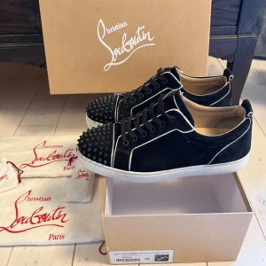 💫Christian Louboutin skor💫 - Hej! Säljer nu mina sjukt snygga och fräscha Loubs i storlek 42 men passar även 43. Jättefint skick, se bilder. Nypris på dessa skor är kring 8000kr. Box, dustbags, extra skosnören och extra nitar medföljer. Hör av er vid frågor eller funderingar🌟🙌💫👌🏼