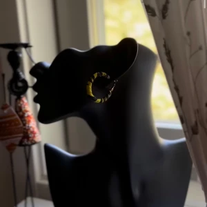 Gul och svart leopardmönstrad creol - Coolt örhänge i creolmodell med leopardmönster i gult och svart. Ringen är medelstor och har en trendig vibe som sticker ut. Perfekt accessoar för dig som vill addera lite färg och mönster till din look. Följ oss på Instagram; @shop_with_tyra