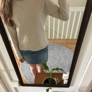 Benvit  stickad tröja  - Säljer denna benvita tröja från Vero Moda i storlek S. Skriv gärna vid frågor!!