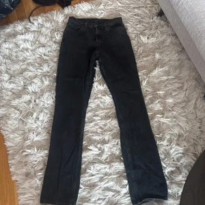 Svarta raka jeans från NLY Jeans - Snygga svarta jeans från NLY Jeans med klassisk femficksmodell och raka ben. Jeansen har hög midja och är tillverkade i ett robust jeanstyg som ger en stilren look. 