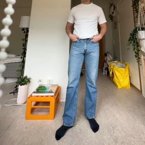 Jeans - Klassiska blå jeans från Mc Gordon i rak modell. Jeansen har normal passform, fem fickor och stängs med dragkedja och knapp. Perfekta för dig som gillar en tidlös och avslappnad look. Tillverkade i slitstarkt denimtyg.