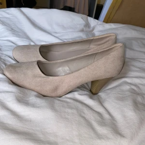 Rosa/beige mockapumps med klack - Pumps i gammelrosa/beige mocka med rund tå och  låg klack.