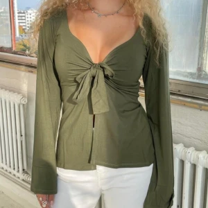 Olivgrön blus Design By Si - Säljer en superfin olivgrön blus från design by si, då den aldrig kommer till användning.  Storlek xs/s.  Helt oanvänd med prislapp kvar 💕.