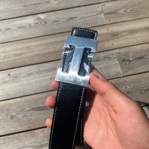 H bälte svart - H bälte svart skärp med silver spänne. Helt ny aldrig använd. Finns 5 stycken 2 i guld 3 i silver, alla är i 120cm