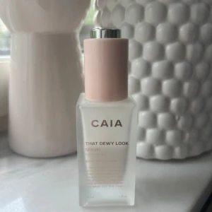 Caia that dewy look serum  - Säljer serumet man fick i caias Julkalender 2024💗 50% kvar, pipetten har aldrig nuddat utan ansiktet! Priset går att diskutera 