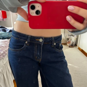 Mörkblå wide jeans med låg midja - Säljer ett par mörkblå jeans med låg midja och breda, raka ben från Din vintage shop👖. Superbra skick, luktar nästan fortfarande nytt. Skriv gärna vid frågor eller för fler bilder🥰