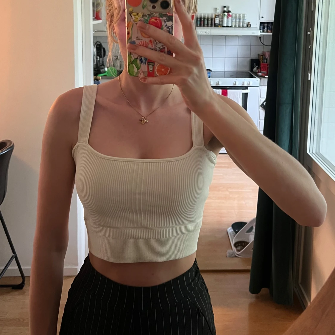 Ribbad cremevit linnetopp från ARKET