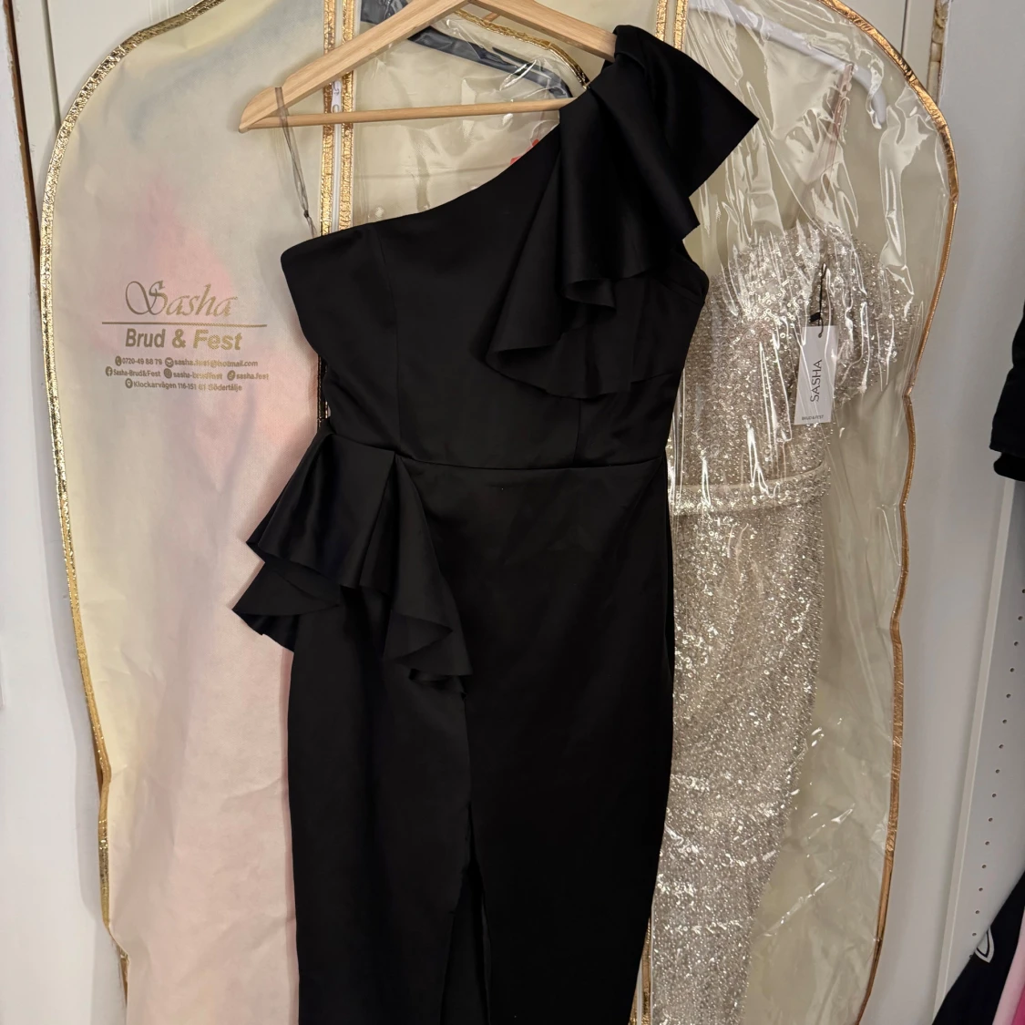 Svart oneshoulder klänning med volang - 2