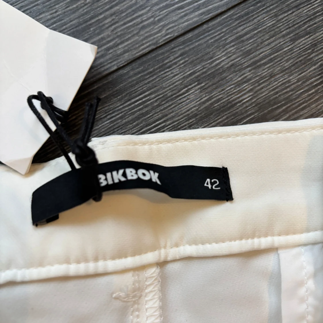 Vita kostymbyxor från BikBok med prislappen kvar - 1