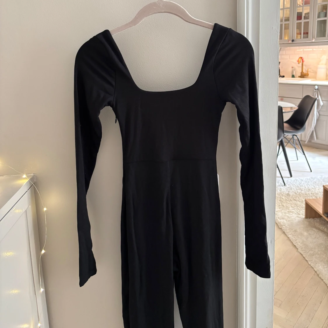 Svart långärmad jumpsuit - Oh Polly - 3