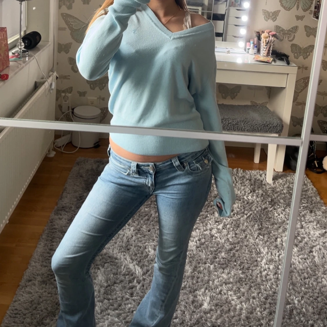 Ljusblå v-ringad stickad tröja från ginatricot💕 - 1