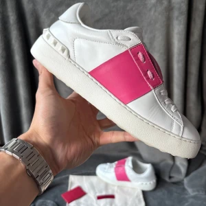 Valentino open skor - Originalstorlek: 37,5, fråga om innermått vid osäkerhet om storlek | ingår: Dustbag , äkthetskort | fraktar spårbart eller möts upp i Täby📍