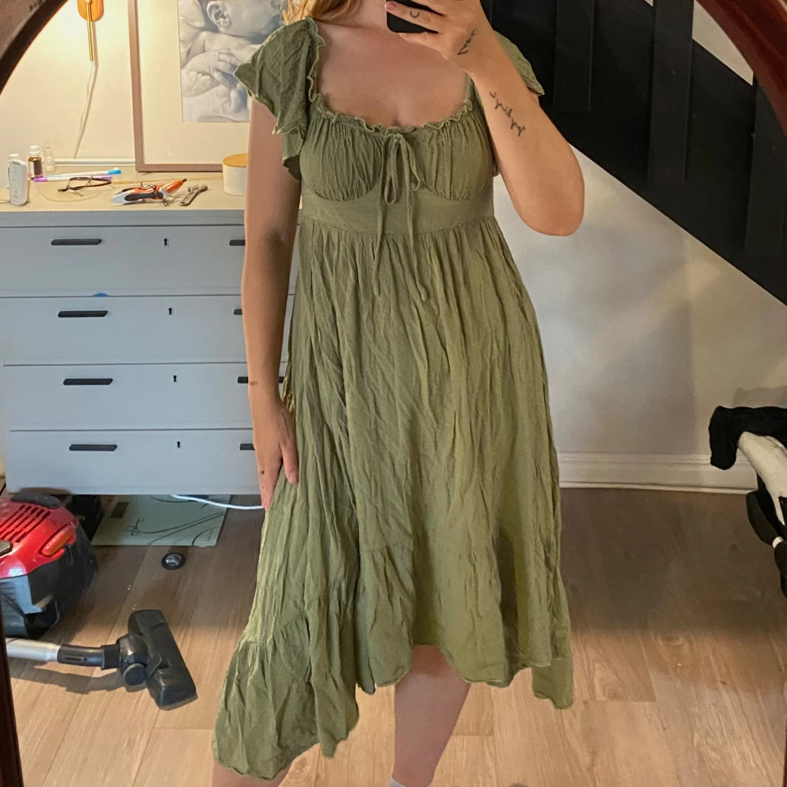 Grön offshoulder klänning med volang - 1