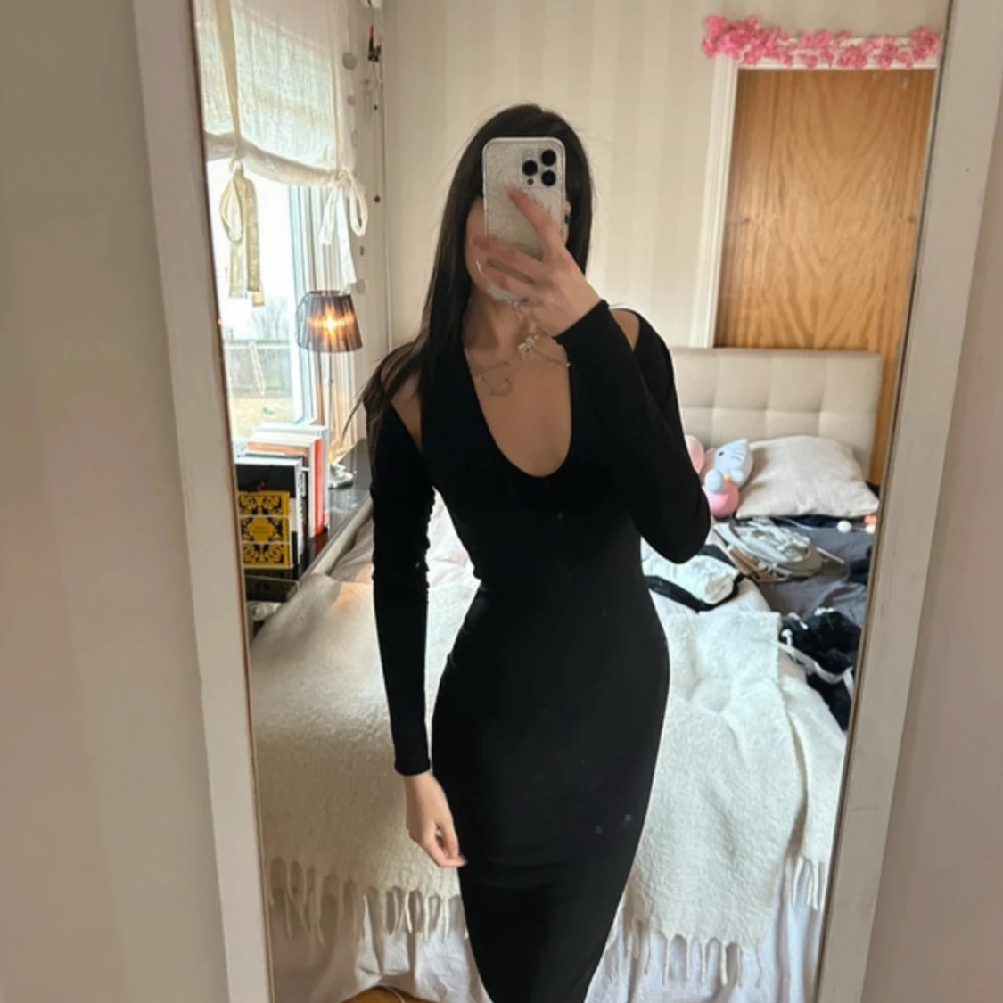 Svart långklänning med cut out-detaljer