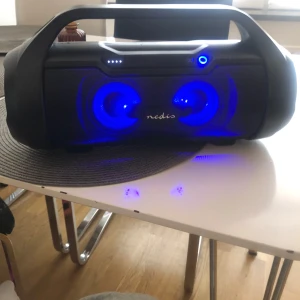 Högtalare  - Hej säljer min högtalare som jag har fått i julklapp men har inte använt den så mycket och det är därför jag vill sälja den. LADARE FÖÖJER EJ MED‼️