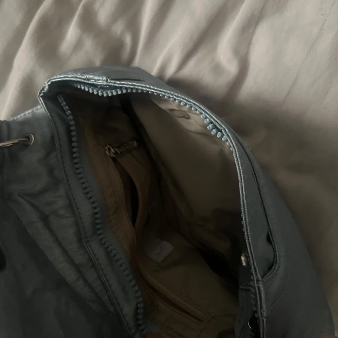 Metallicblå axelväska med dragkedja - 2