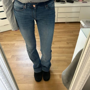 Lågmidajde bootcut jeans - Lågmidajde bootcut jeans som knappt använts något alls. Passar mig som är 173cm, passar s/m då de är väldigt stretchiga. 