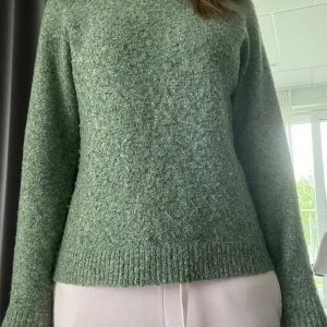 Grön stickad tröja från Vero Moda💗 - Mysig grön stickad tröja från Vero Moda i storlek S. Tröjan har en enkel, rak passform med långa ärmar och ribbade muddar vid ärmslut och nederkant. Använd kanske tre gånger så precis som ny. Ganska varm och perfekt till sommar kvällar💗
