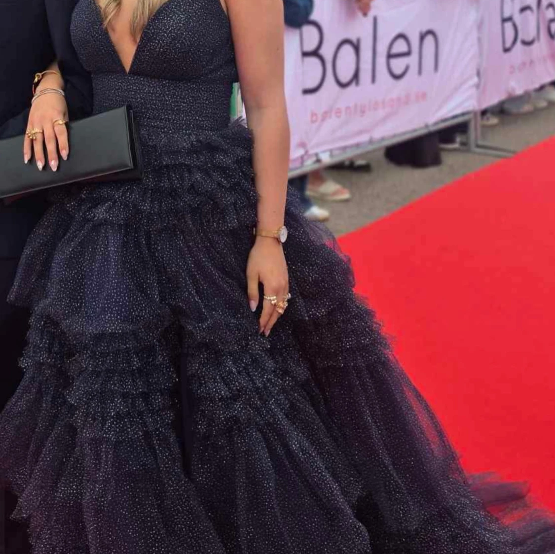 Glittrig marinblå balklänning med volanger - 1