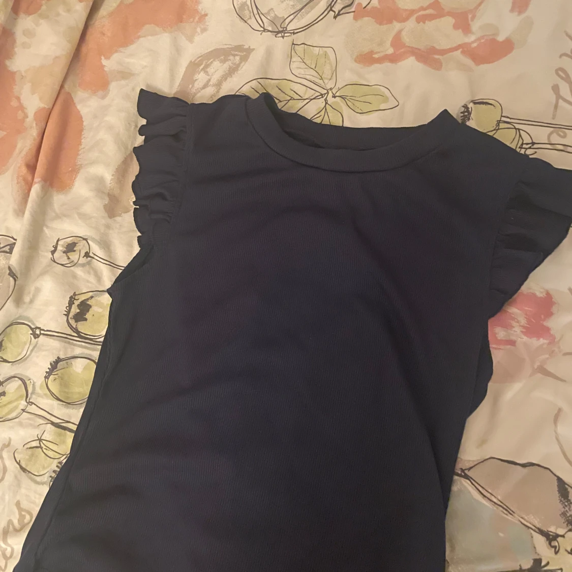 Mörkblå ribbad topp med volangärm - 3