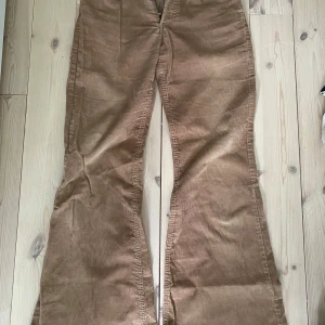 Bruna manchesterbyxor bootcut - Säljer ett par lågmidjade manchesterbyxor från ATO med bootcut-snitt. Materialet är mjuk manchester och färgen är en varm brun ton som passar till det mesta. Skriv vid fler frågor eller prisförslag 💗💗