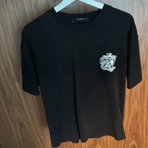 LV smoke tee - Säljer nu denna limiterade Louis Vuitton ”Smoke” T-shirt i Storlek S, Skick: 9/10 toppen skick 