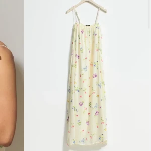 Ljusblommig långklänning med smala axelband - SÖKER långklänning i ljusgul ton med små blommor i rosa, blått och lila. Klänningen har smala axelband och ett luftigt, flowy fall. Hör gärna av dig om du har allt från en storlek XS, S eller M! 