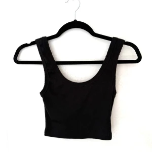 Svart ribbad croppad linne - Svart croppad linnetopp från Shein i storlek XS. Toppen är ribbad med breda axelband och rundad halsringning. 